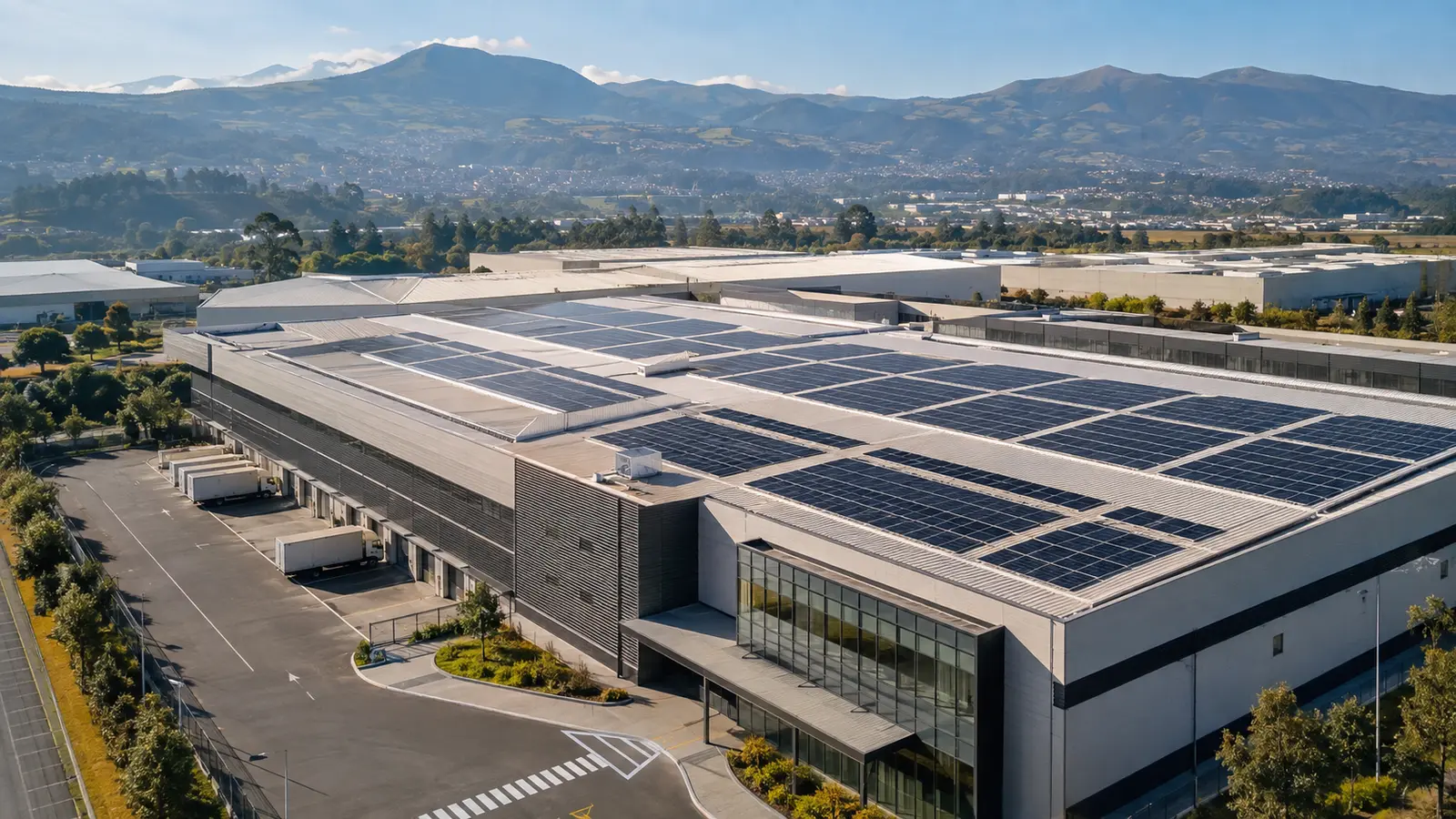 Sistema de paneles solares instalado en una empresa de Quito